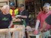 Travail de découpe en équipe.