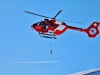 ...l'hélico balaie la zone pour identifier un signal de balise Recco.