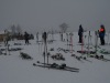 Forêt de skis et batons sur l'aire d'arrivée.