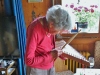 Germaine joue un peu de psalterion en remerciements.