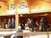 Le chef d'orchestre introduit le concert.