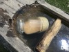 Notre crème à la reine des prés refroidit dans la fontaine du Droutzay.