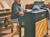Le chef de choeur accompagne au clavier.