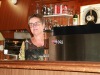 Sonia Stauber écoute Marinette raconter l'histoire du café.