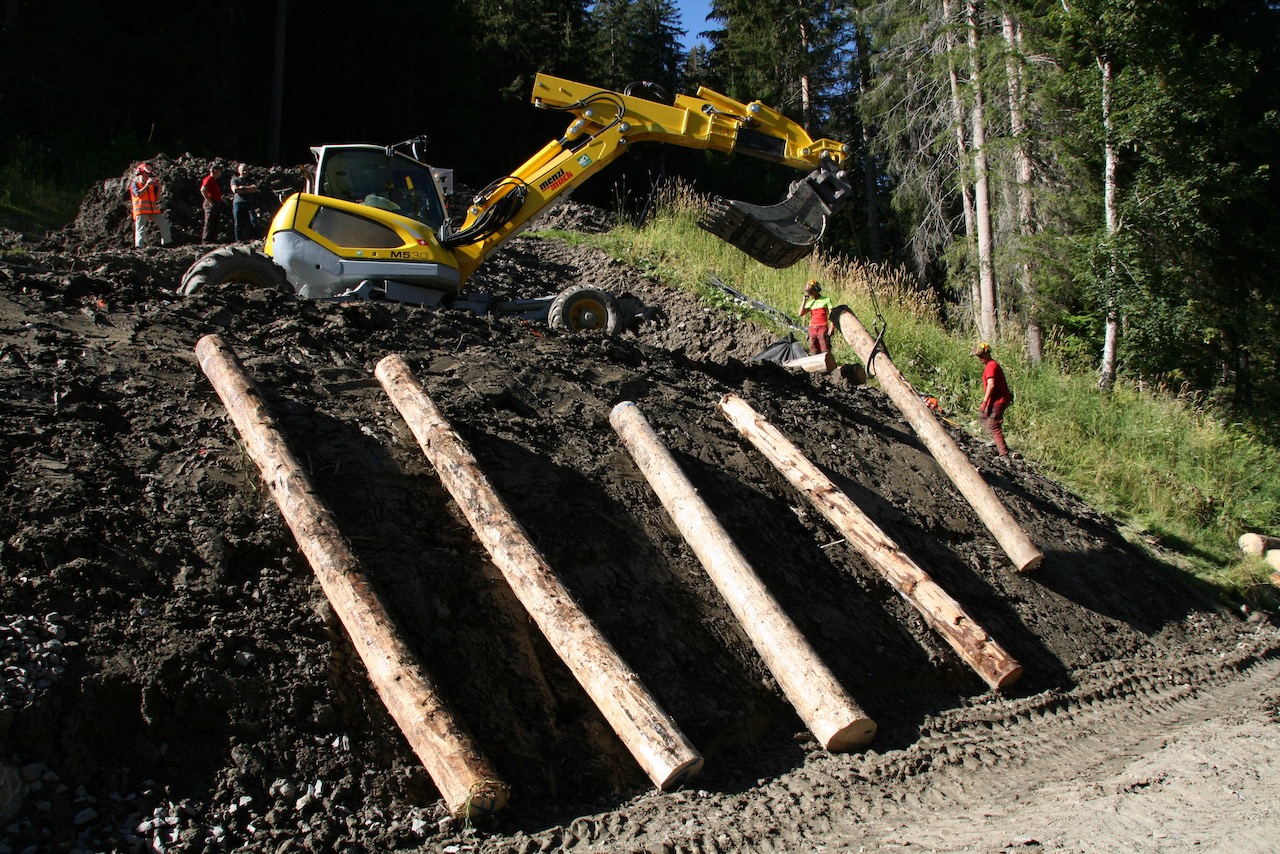 Les pièces de bois bostryché, sciées quelques minutes plus tôt, attendent d'être hissées.