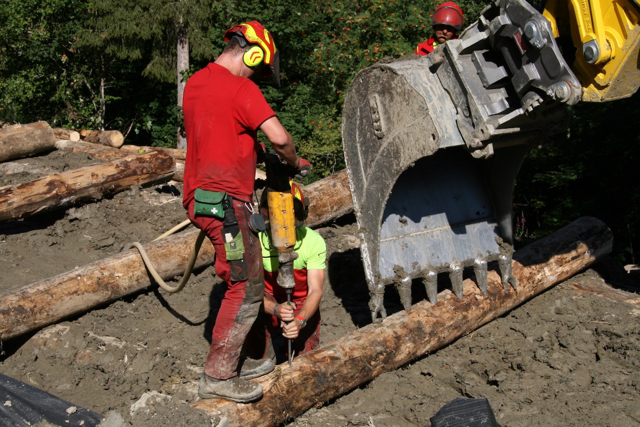 Les apprentis enfilent des tiges filetées pour maintenir la structure.