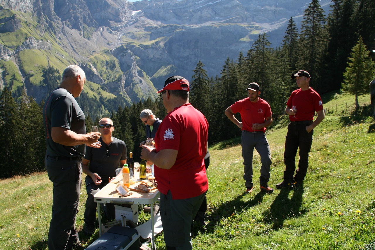 Moment convivial avant de changer de vallée pour continuer la visite des chantiers.