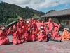 Photo de groupes des bonhommes rouges.