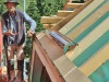 Il n'y a pas que le bois dans un toit, mais aussi la zinguerie. Michel Perret au travail.