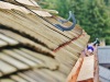 Le toit rajeunit avec les nouvelles pièces de bois et de cuivre.