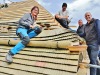 Charpentiers, tavillonneurs, un joli travail d'équipe.