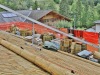 Les nouveaux tavillons attendent sur un pont installé à la base du toit.