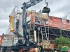 Une grue permet de rapprocher les tavillons de la zone de travail.