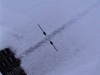 Les flèches indiquent une couche fragile dans le manteau neigeux.