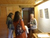 Accueil des visiteurs dans la salle d'exposition.