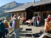 Le public profite du soleil et des gâteaux, à l'abri du Mont-d'Or.