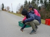 Mère et fils posent la première pive de leur premier hectomètre.