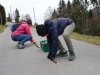 Mère et fils au travail.