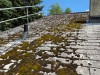Anciennes tuiles en éternit fissurées et réclamant un remplacement.