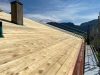 Points de vue sur la pose de lambris pour le PREFA et de lattage pour les tuiles solaires. Tout est prévu pour la ventilation et pouvoir passer les câbles sous les tuiles.
