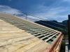 Points de vue sur la pose de lambris pour le PREFA et de lattage pour les tuiles solaires. Tout est prévu pour la ventilation et pouvoir passer les câbles sous les tuiles.