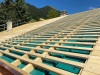 Points de vue sur la pose de lambris pour le PREFA et de lattage pour les tuiles solaires. Tout est prévu pour la ventilation et pouvoir passer les câbles sous les tuiles.
