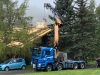 Les tuiles solaires sont déposées sur le toit au moyen d’un camion-grue.