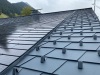 Différents points de vue sur la couverture. PREFA et tuiles solaires composent une couverture harmonieuse du toit.