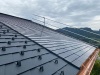 Différents points de vue sur la couverture. PREFA et tuiles solaires composent une couverture harmonieuse du toit.