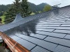 Différents points de vue sur la couverture. PREFA et tuiles solaires composent une couverture harmonieuse du toit.