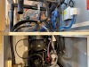 ...entre les gaines électriques et les tuyaux du sanitaire.
