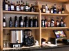 Le bar bien achalandé.