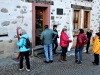 Les visiteurs naviguent entre les sculptures exposées à l'intérieur et à l'extérieur.
