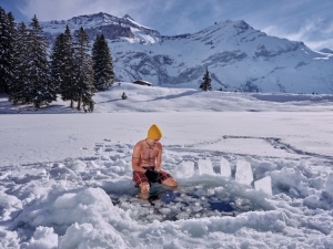 Matthias s’acclimate à cette eau glacée