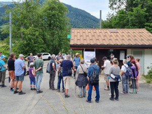 La foule démarre la visite à l’actuel Pont des Planches