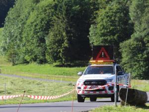 La voiture de tête annonçant l'arrivée du troupeau