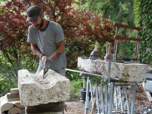 Ciseaux et maillets visibles sur l’autre pierre attendant de devenir gargouille