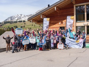 Les jeunes enfants du SC Goupils Alpes Vaudoises avec leur "trophée" (une bache qui s'est certainement envolée avec les bourrasques de vent) Les jeunes enfants du SC Goupils Alpes Vaudoises avec leur "trophée" (une bache qui s'est certainement envolée avec les bourrasques de vent)