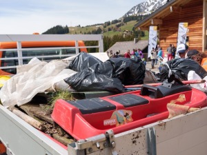 La voirie a embarqué tous les déchets trouvés dans les environs du Col des Mosses La voirie a embarqué tous les déchets trouvés dans les environs du Col des Mosses