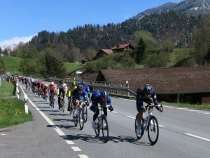 le peloton est étalé dans la descente