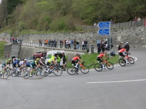 Une partie de l’équipe Ineos Grenadiers qui mène le peloton