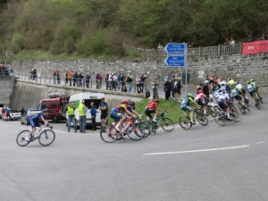 Le peloton au virage avant la dernière douloureuse montée