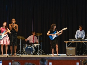 Des intermèdes musicaux très rock and roll