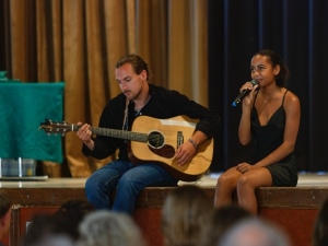Némali Elélé Ngono au chant, accompagnée de Mathew Newsam à la guitare
