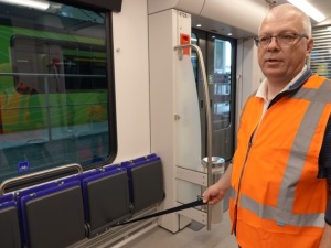 Eric Olloz présente les sangles pour attacher les vélos Eric Olloz présente les sangles pour attacher les vélos