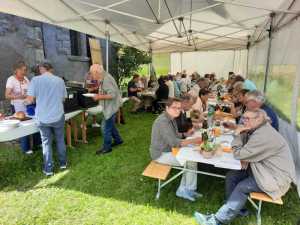 Tablées complètes avec Marinette et Michel Tille au premier plan