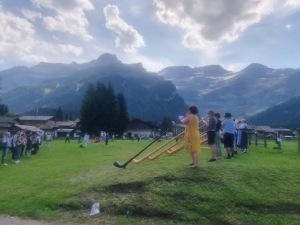 Reconnaissez-vous la musicienne derrière le cor en carbone qui s’est jointe au groupe ? Reconnaissez-vous la musicienne derrière le cor en carbone qui s’est jointe au groupe ?