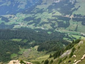 Une zone trouvée avec une vue plongeante sur la vallée des Ormonts.