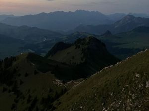 Un retour avant la nuit, le long des crêtes du Pic Chaussy.