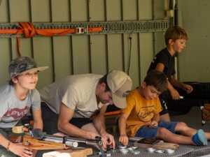 Tir des enfants à la carabine à plomb